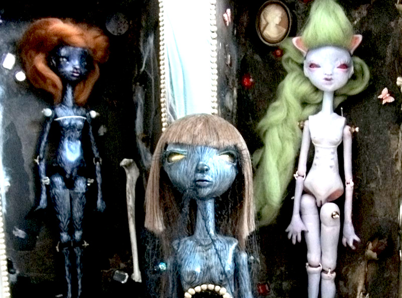 Karoko, artiste plasticienne présente les poupées curieuses
